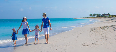 Familie spaziert am Strand