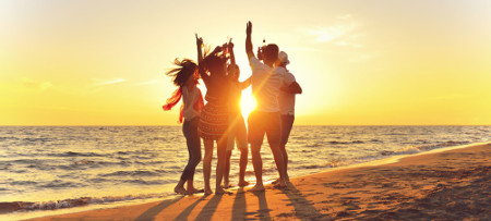 Freunde feiern am Strand